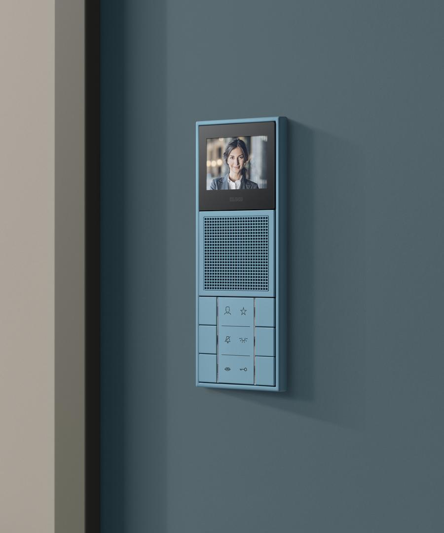 In den exklusiven Farbtönen Les Couleurs® Le Corbusier werden die Video-Innenstationen zum Designobjekt an der Wand.