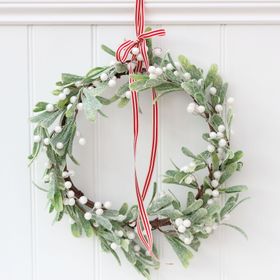 Christmas Wreath Mistletoe Round