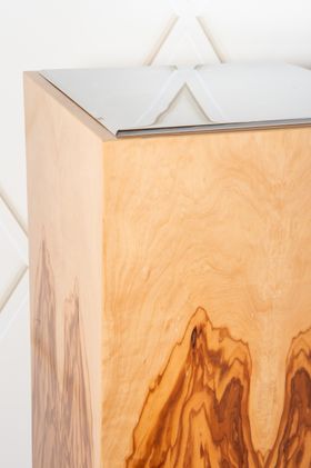 Piedistallo in legno di ulivo e specchio per sculture