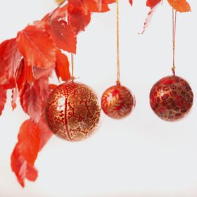 Set of 6 Large 7.5cm Fairtrade Christmas Baubles in Reds and Golds