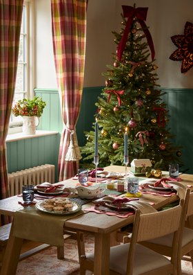 XMAS26 LB Vintage Christmas Dining Main Unlit A4 Portrait