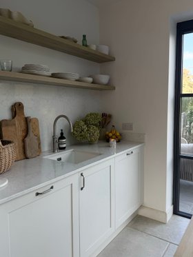 Kitchen featuring Wunda's RapidResponse underfloor heating. Photo Credit; Lucy Renouf @lemonsandlucy
