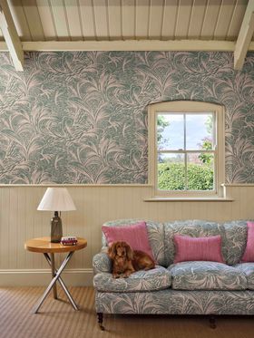 FERMOIE AUTUMN 25 WALLPAPER GREEN SAVERNAKE WPSAVE 005 SOFA SAVE 005 CUSHION N 009 PG 033 LIFESTYLE MED