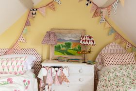 Molly Mahon Berry Block Printed Fabric Oyster Iron Rose And Tulip Fabric Oyster Rose Copper On Headboards  Photo Credit Emma Lewis (1) (2)