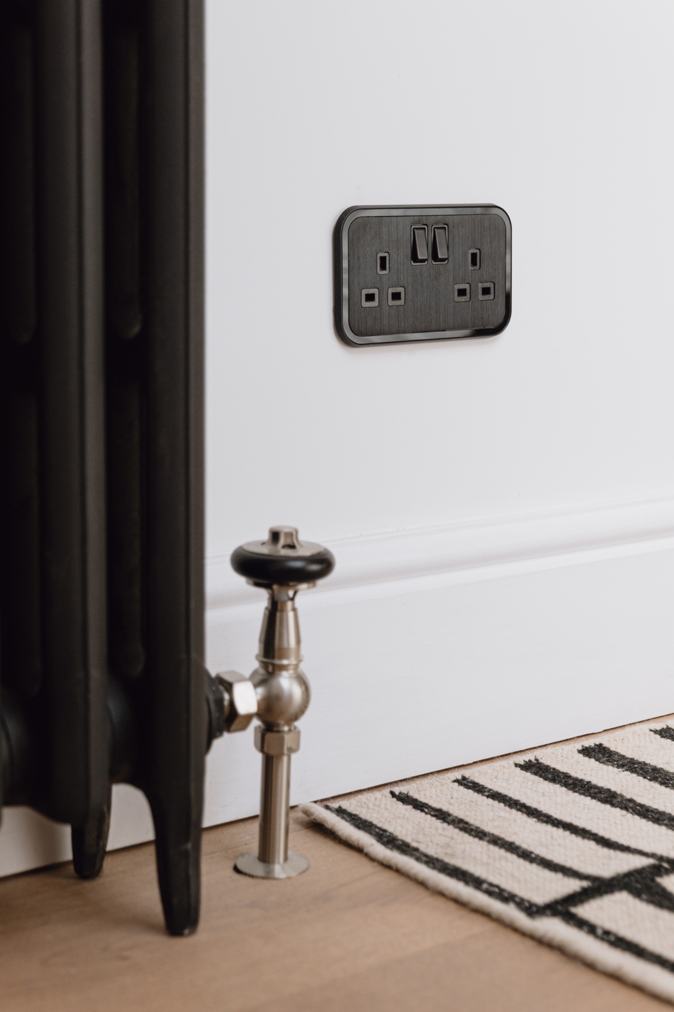 2G UK Plug Socket (13A) in Black and Black Gloss