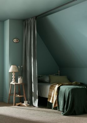 Earthborn - Splashing, bedroom