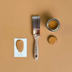 Earthborn Freckle sample pot brush shot