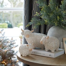 Large Neutral White Ceramic Highland Cow Ornament with Textured Shaggy Coat & Horns – Rustic Farmhouse Decorative Sculpture 17x24x12cm