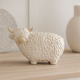 Large Neutral White Ceramic Highland Cow Ornament with Textured Shaggy Coat & Horns – Rustic Farmhouse Decorative Sculpture 17x24x12cm