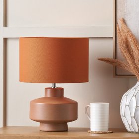 Warm Cinnamon Crackle-Effect Ceramic Table Lamp with Linen Drum Shade – Sculptural Earthy Stoneware Table Light 38x28x28cm