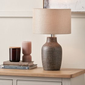 Matt Brown Textured Ceramic Bottle Table Lamp with Lined Natural Linen Drum Shade & Horizontal Line Detailing – Contemporary Earthy Statement Table Light 44x28x28cm