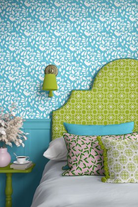 Singing Birdie wallpaper in lake blue