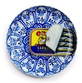 'Medallion' plate (sardines)