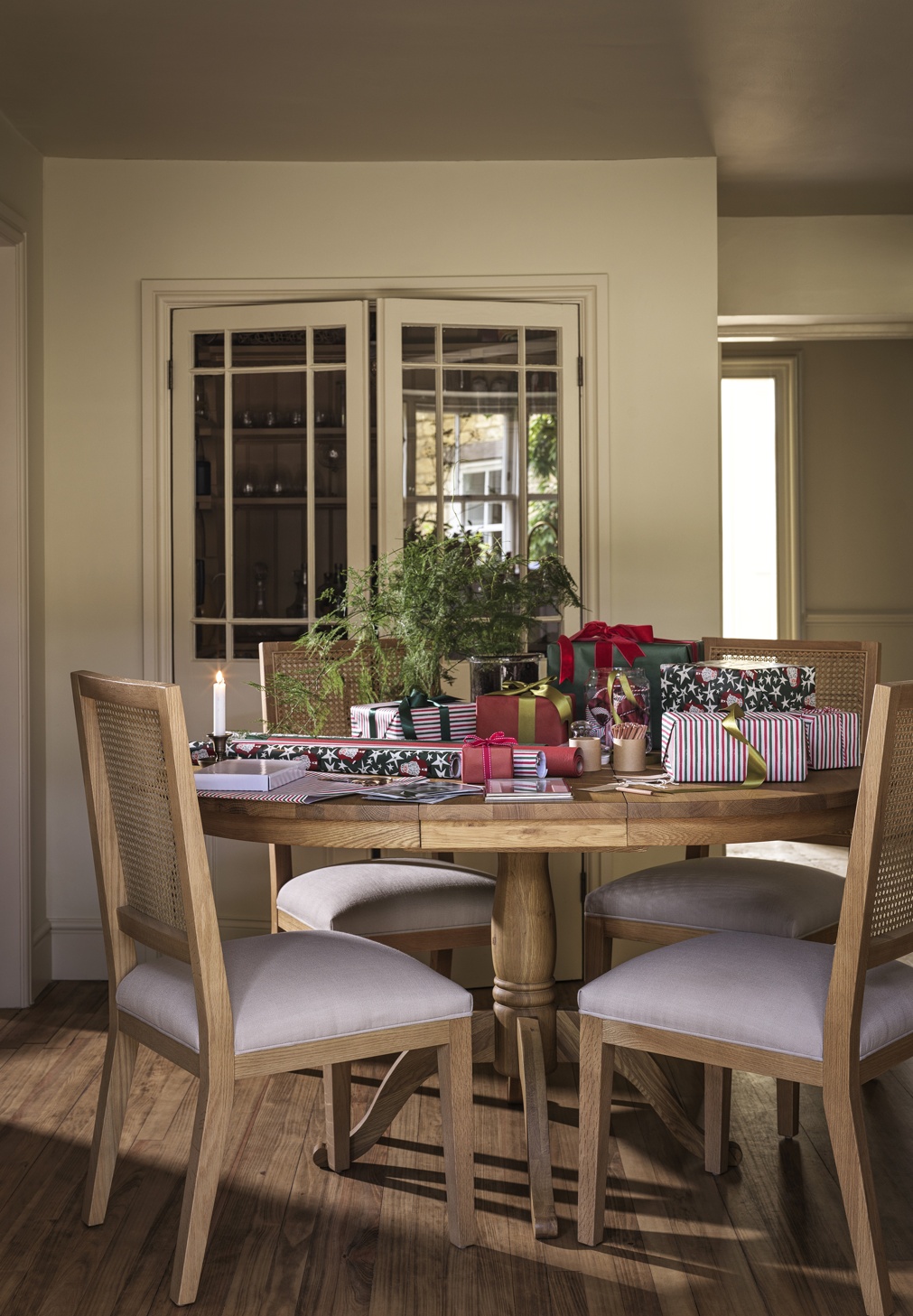 Elkstone Mellow Oak 4-6 Seater Round Extending Dining Table
