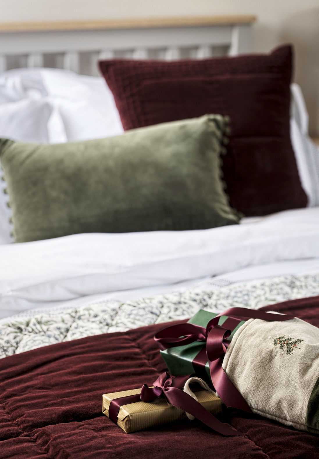 Velvet Trimmed Floral Extra Large Bedspread Green