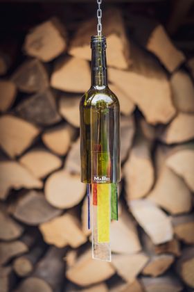 Windspiel mit bunten Klangstäben in oliv