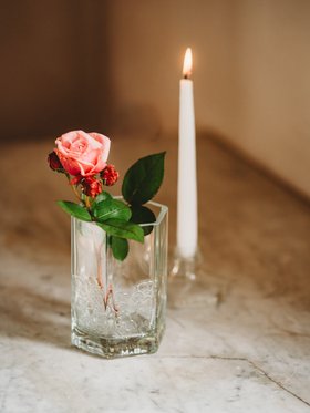 Wunderschöne besondere Vase aus der japanischen Gin Flasche mit Ornamenten
