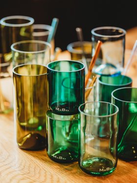 Zukunftstrend Upcycling - farbige Gläser - eco friendly