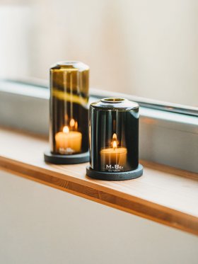 Modernes Design trifft auf Beton und Kerzenschein