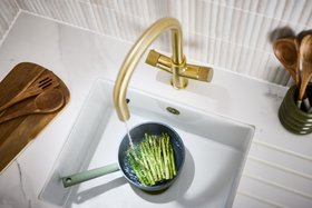 KoGE 4-in-1 Swan Pull Out Spout Hot Water Tap | Brushed Brass