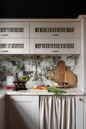 Shaker Style Winter Kitchen with Marble Worktops