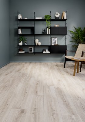 Sol stratifié Cleobury GoodHome, passage intense AC5, effet chêne blanchi, L.126,1 cm x l.19,2 cm x ép.10 mm, résistant à l'eau