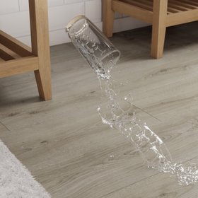 Sol stratifié Cleobury GoodHome, passage intense AC5, effet chêne, L.126,1 cm x l.19,2 cm x ép.10 mm, résistant à l'eau