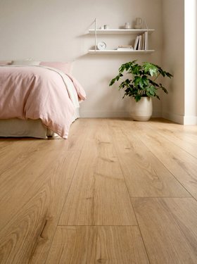 Sol stratifié Fleetwood GoodHome, passage élevé AC4, effet chêne miel, L.138,3 cm x l.19,3 cm x ép.8 mm