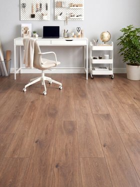 Sol stratifié Gladstone GoodHome, passage élevé AC4, effet chêne brun, L.128,6 cm x l.19,4 cm x ép.8 mm