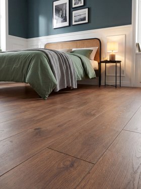 Sol stratifié Gladstone GoodHome, passage élevé AC4, effet chêne brun, L.128,6 cm x l.19,4 cm x ép.8 mm