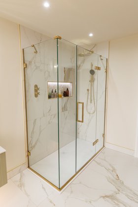 ARYSTO Ten Hinge Door And Inline Panel With Side Panel In Brushed Brass