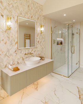 ARYSTO Ten Hinge Door And Inline Panel With Side Panel In Brushed Brass