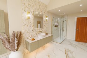 ARYSTO Ten Hinge Door And Inline Panel With Side Panel In Brushed Brass