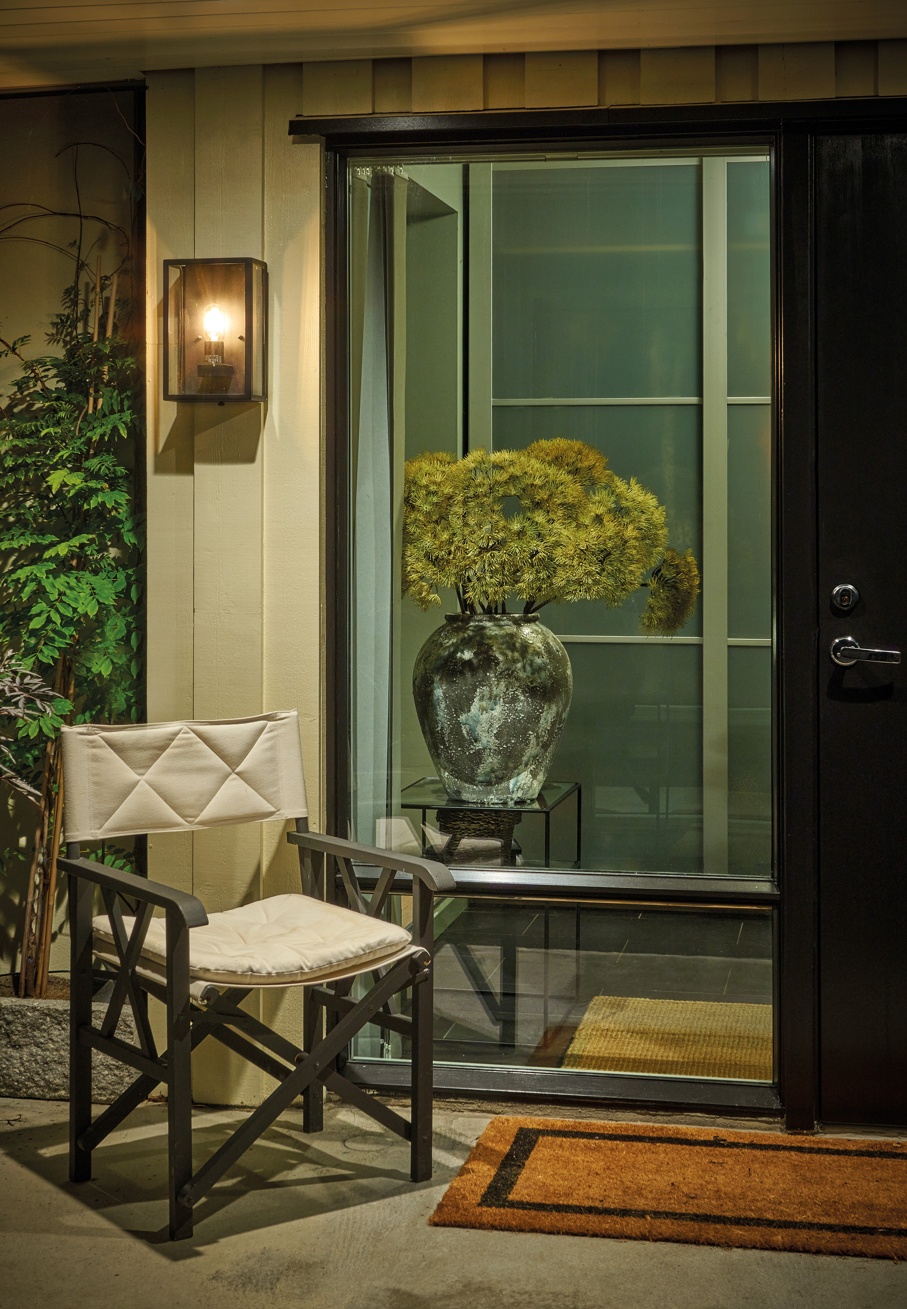 Norlys Lofoten Outdoor Half Wall Lantern in Black