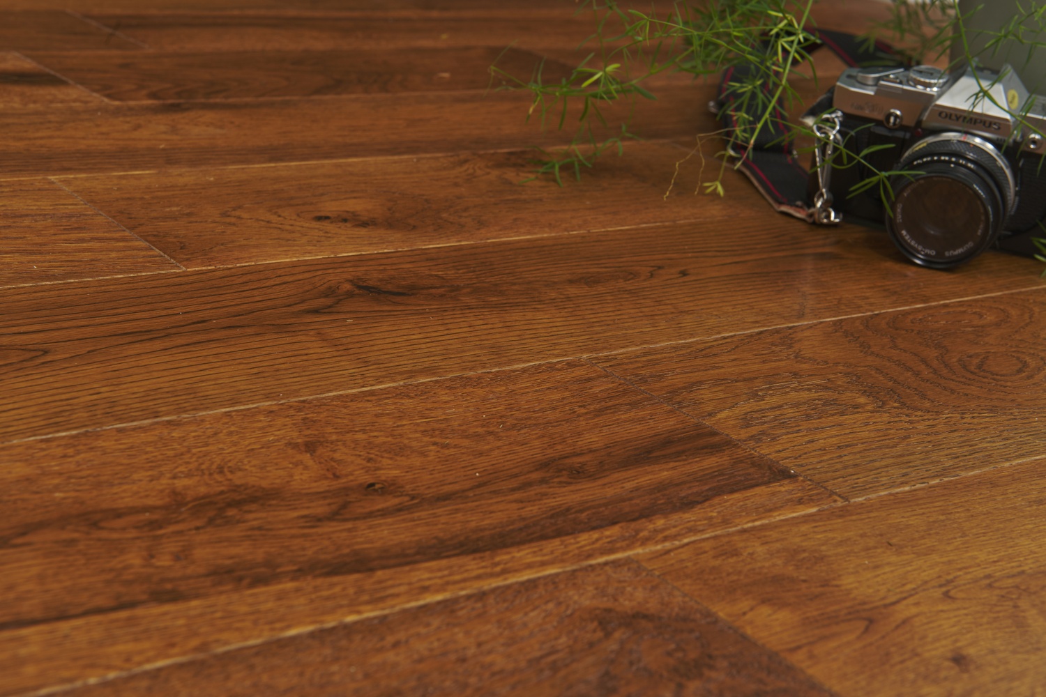 Lusso Uniqo Golden Brushed & Lacquered Engineered Oak Flooring