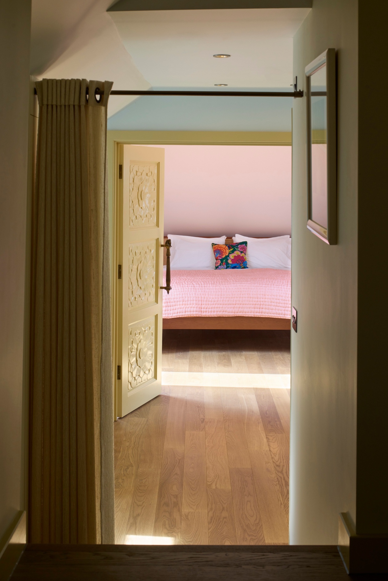 Engineer Ritz oak loft bedroom 02