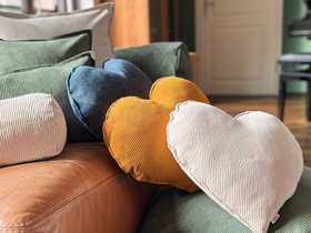 Herzkissen gefüllt ca. 35x40 cm Cord-Samt Deko Formkissen beties "HYggelig No.1"