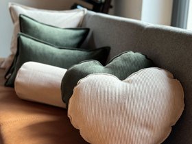 Herzkissen gefüllt ca. 35x40 cm Cord-Samt Deko Formkissen beties "HYggelig No.1"