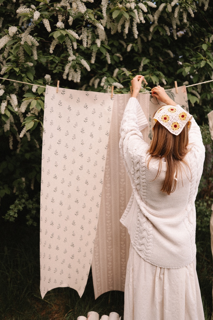 Dainty Floral Pattern Light - Wallpaper
