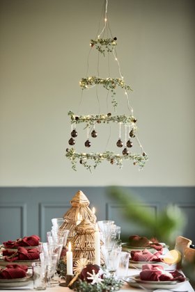Ib Laursen – Zederngirlande am schwebenden Weihnachtskranz, Stimmungsbild