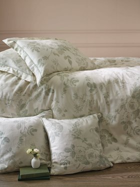 French_Bedroom_Tumbling Roses Bed Linen Set_£85