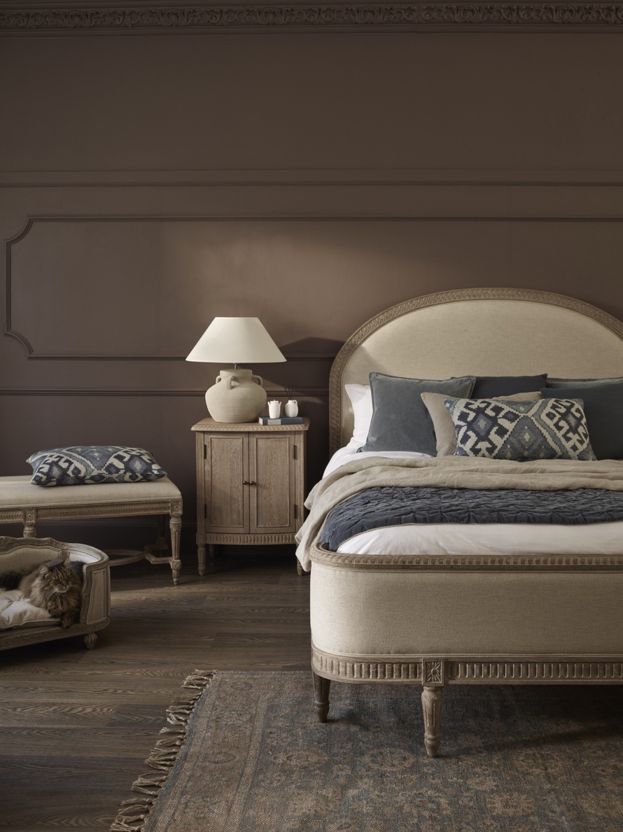 Douceur Carved Upholstered Bed