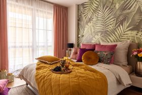 Dekoria Royal bedroom in Gold und Rosa samt jungle look