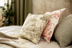 Kissen im Toile-de-Jouy-Stil