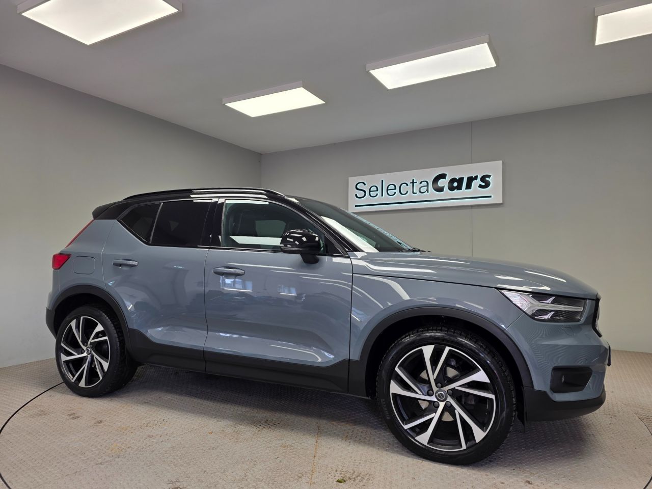 2022 VOLVO XC40 for sale