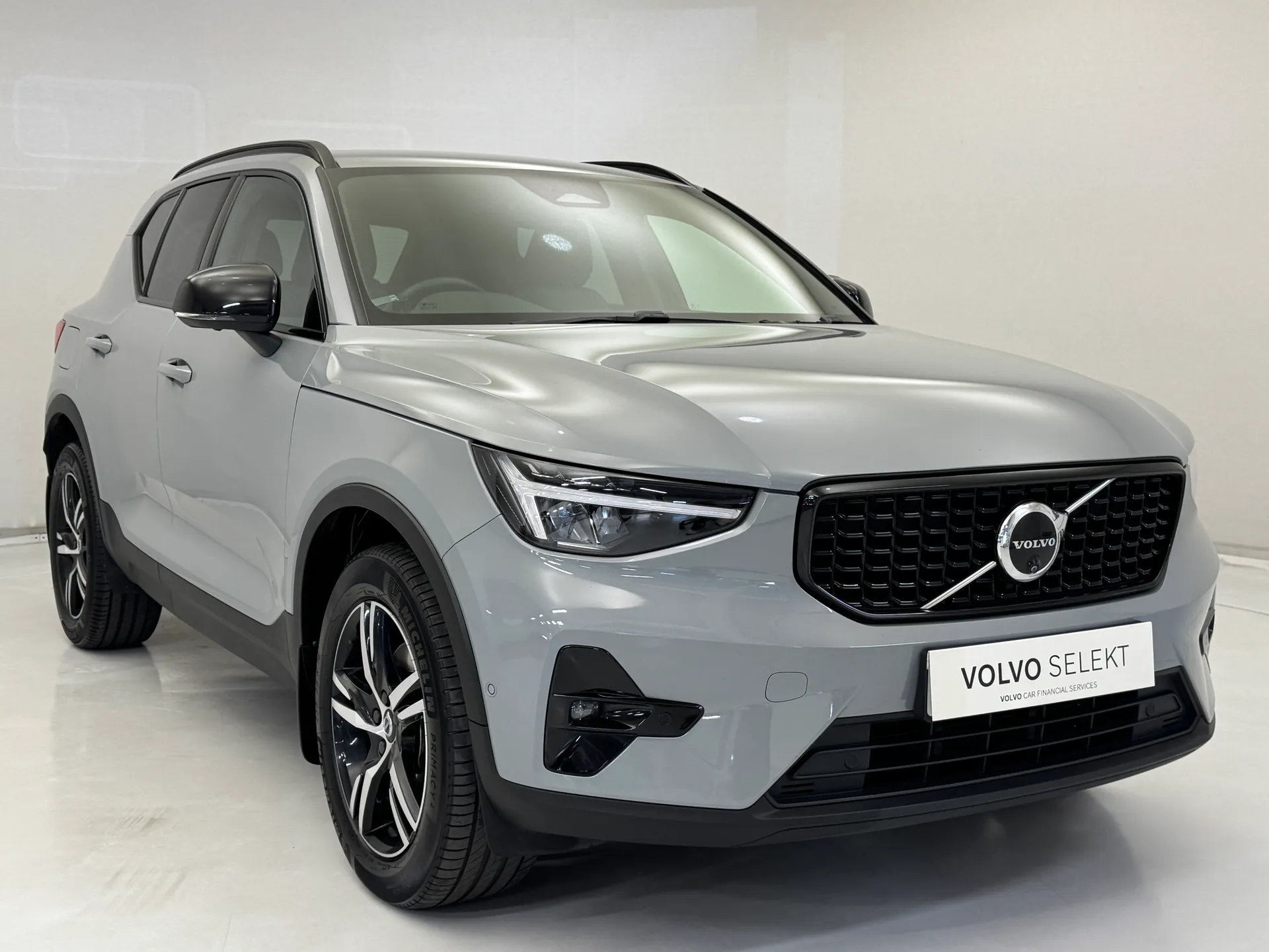 2023 VOLVO XC40 for sale