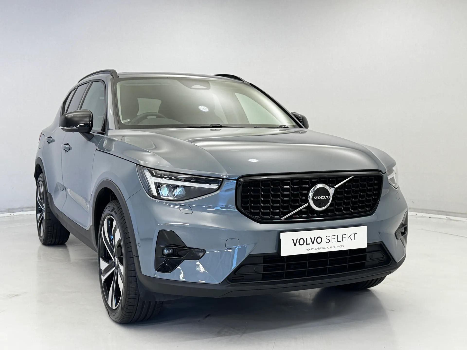 2023 VOLVO XC40 for sale