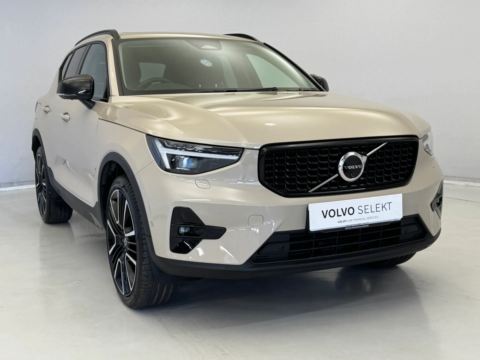 2025 VOLVO XC40 for sale