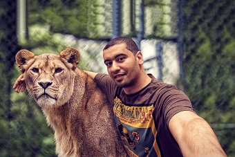selfi with a lion