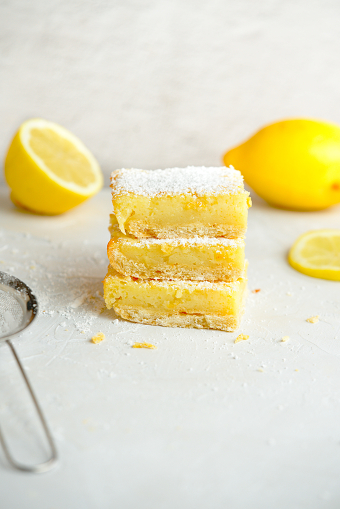 Juicy lemon bars